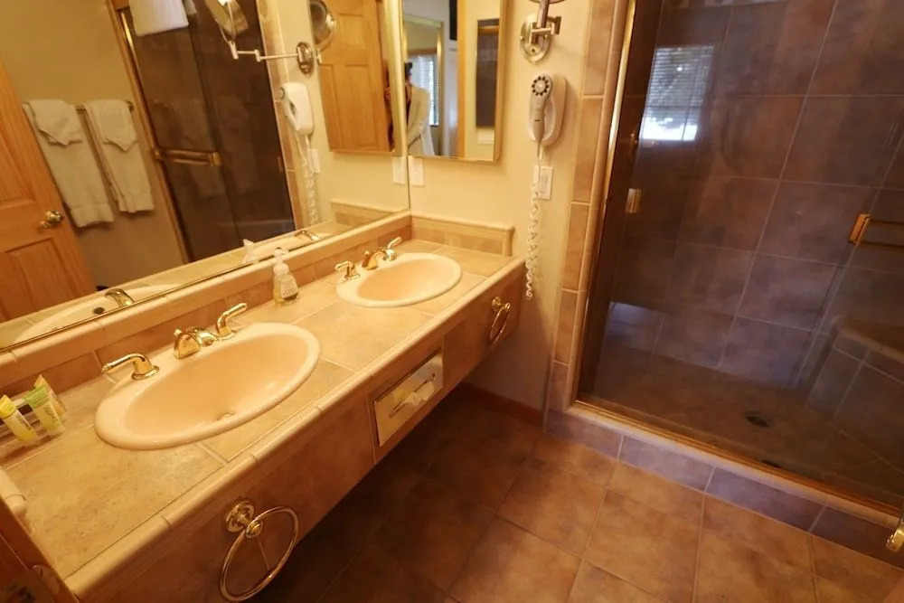 Mammoth West 137 Updated Deluxe Condo, Just A Short Walk to Canyon Lodge by RedAwning