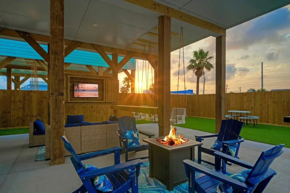 Coastal Retreat w/ Pool, Firepit, BBQ & Outdoor TV Lounge Deja Blue by Avantstay