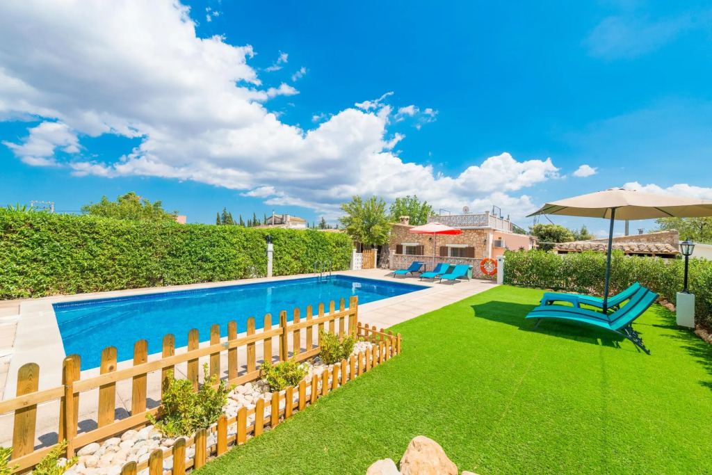CAN TOMEU - Beautiful villa with private garden and pool in a quiet area. Free WiFi
