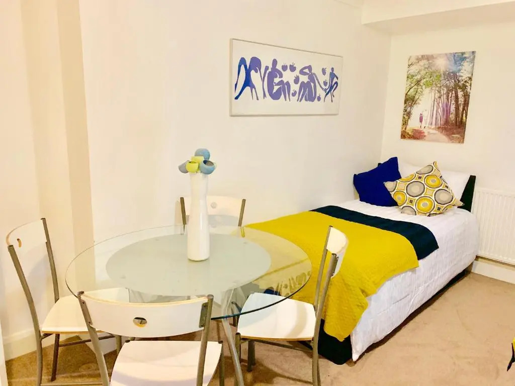 2 Bedrooms Modern Central London Apartment, Full Kitchen, 5 minutes Tube Station