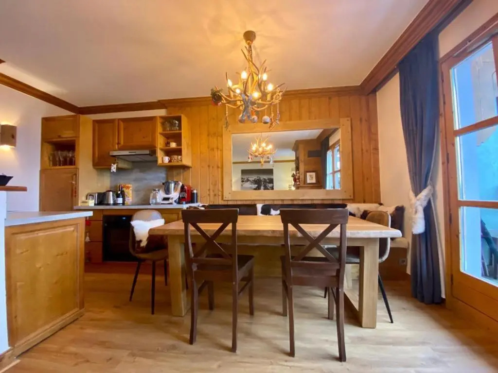 Stunning Mountain Views & Fireplace - 2 Bed, sleeps 8, Top Floor Duplex Apartment, Arc 1950