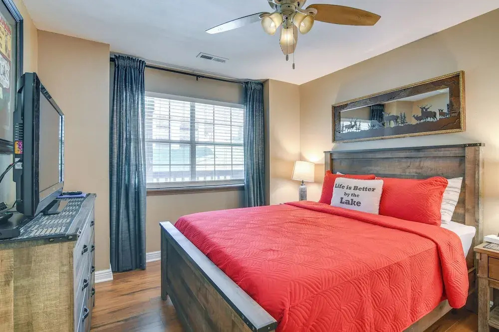Near Silver Dollar City! Condo w/ Hot Tub & Lake