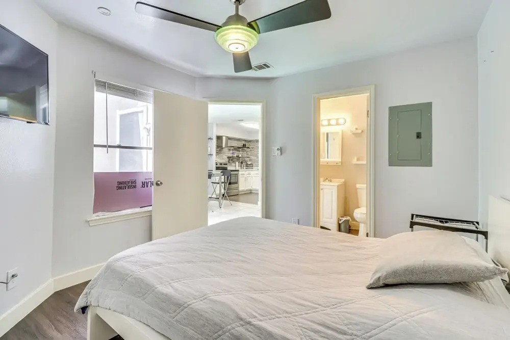4 Mi to Dtwn: Gem w/ Pool Access & Patio in Austin