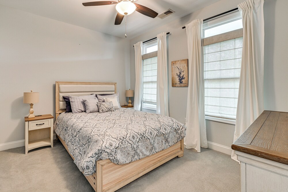 Condo w/ Deck: Waterfront Lake Norman Retreat!
