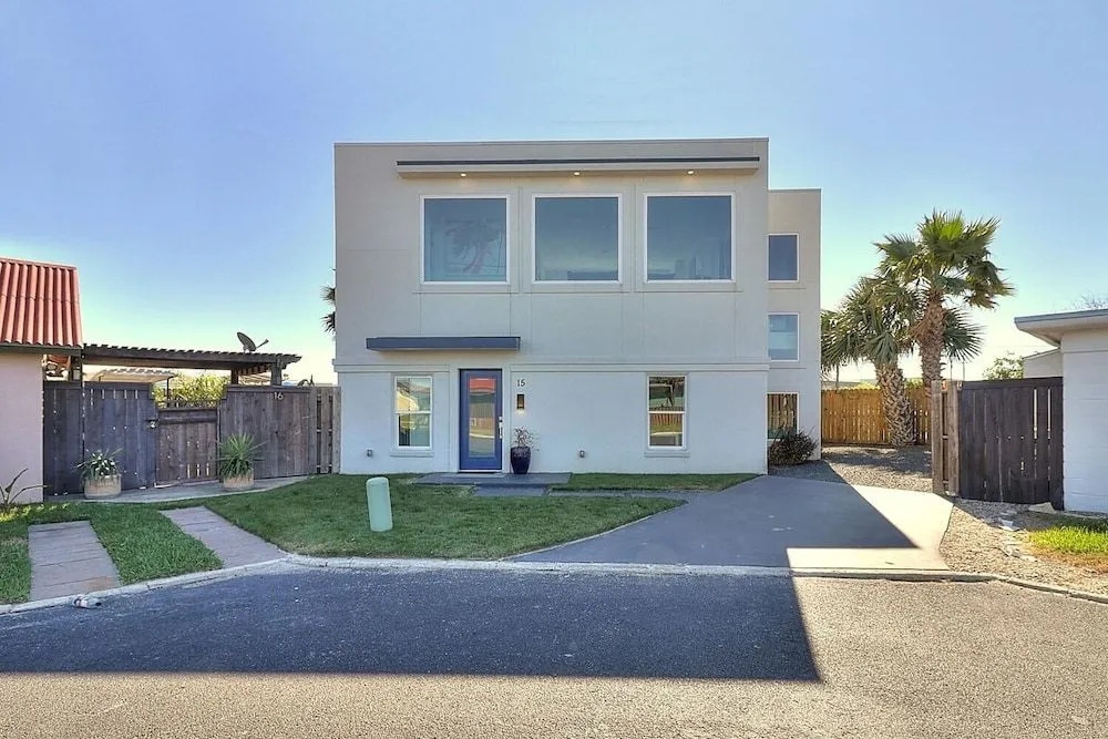 Casa Blanca 3 Bedroom Cottage by Redawning