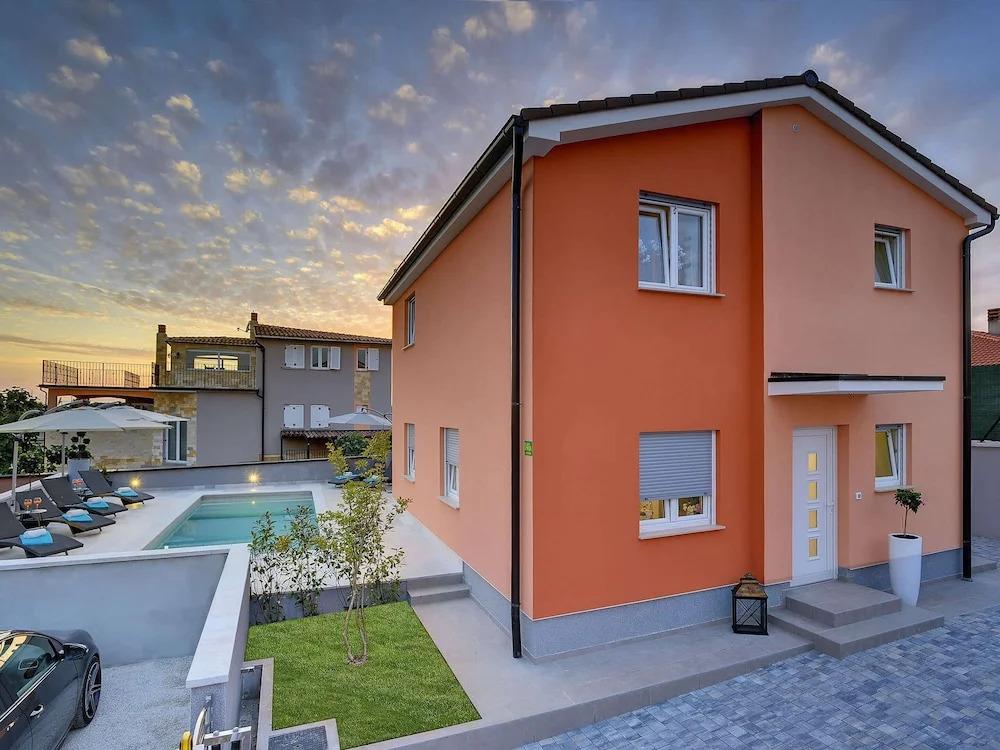 Villa in Pula with Pool & Parasol