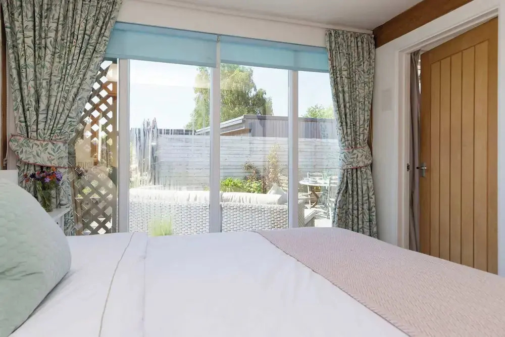Spacious Coastal Retreat for 10 in West Wittering