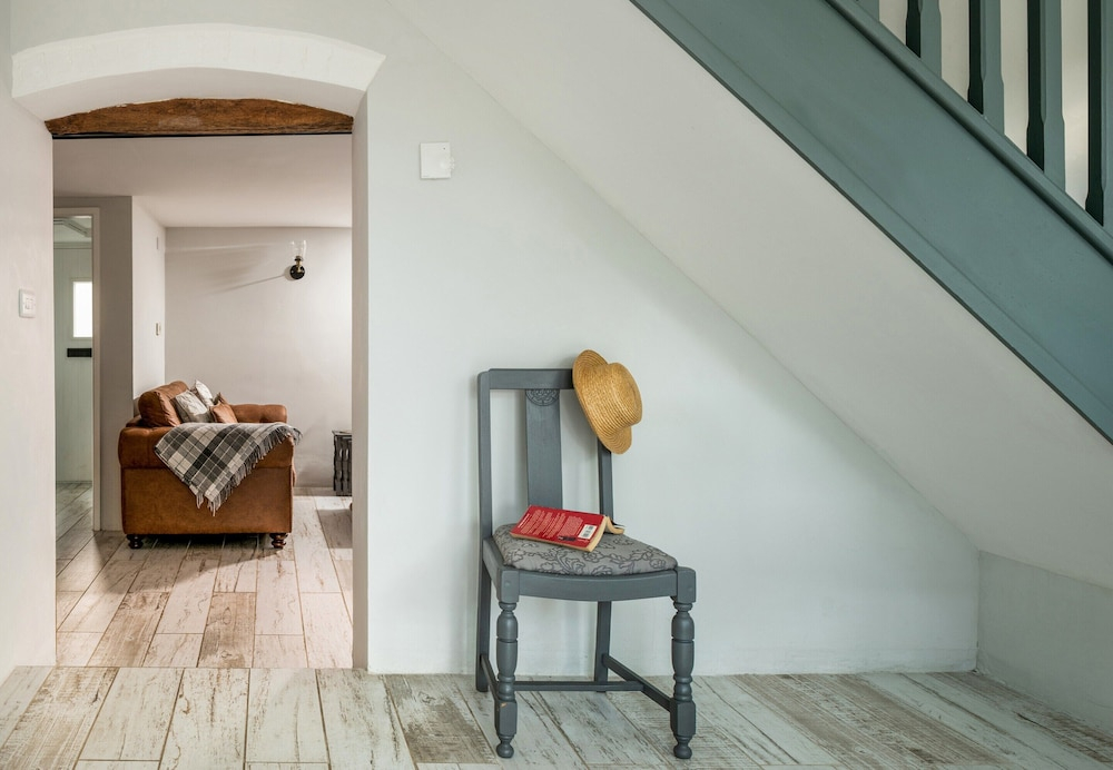 Charming Cottage in Caerway, No Deposit