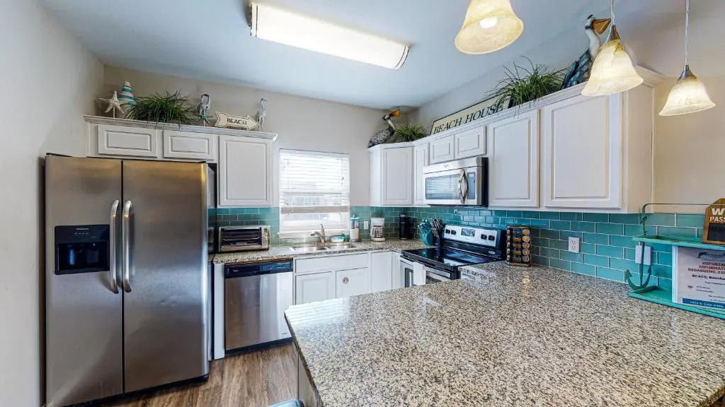 BC403 Fabulous Townhome with Beach Decor, Shared Heated Pool, Garage Access