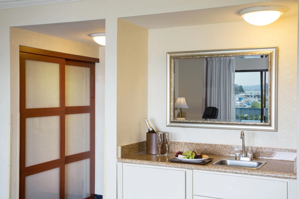 The Marina Inn on San Francisco Bay