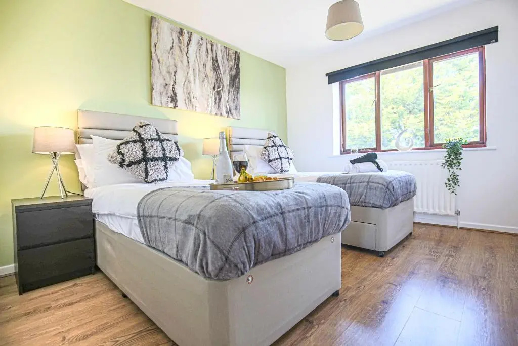 Cosy House - 7 minutes drive to City Centre - Fast Wifi, Smart TV with Netflix, Free Parking and Private Garden by Yoko Property