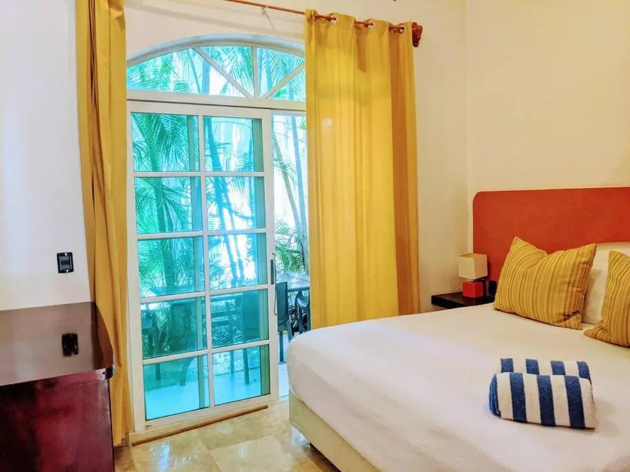 9br 6ba Large groups! Best location in town Walk to beach, 5th ave Cozumel ferry, shopping, nightlife! Roof plunge pool!! Castillo Playacar Fase 1 25max