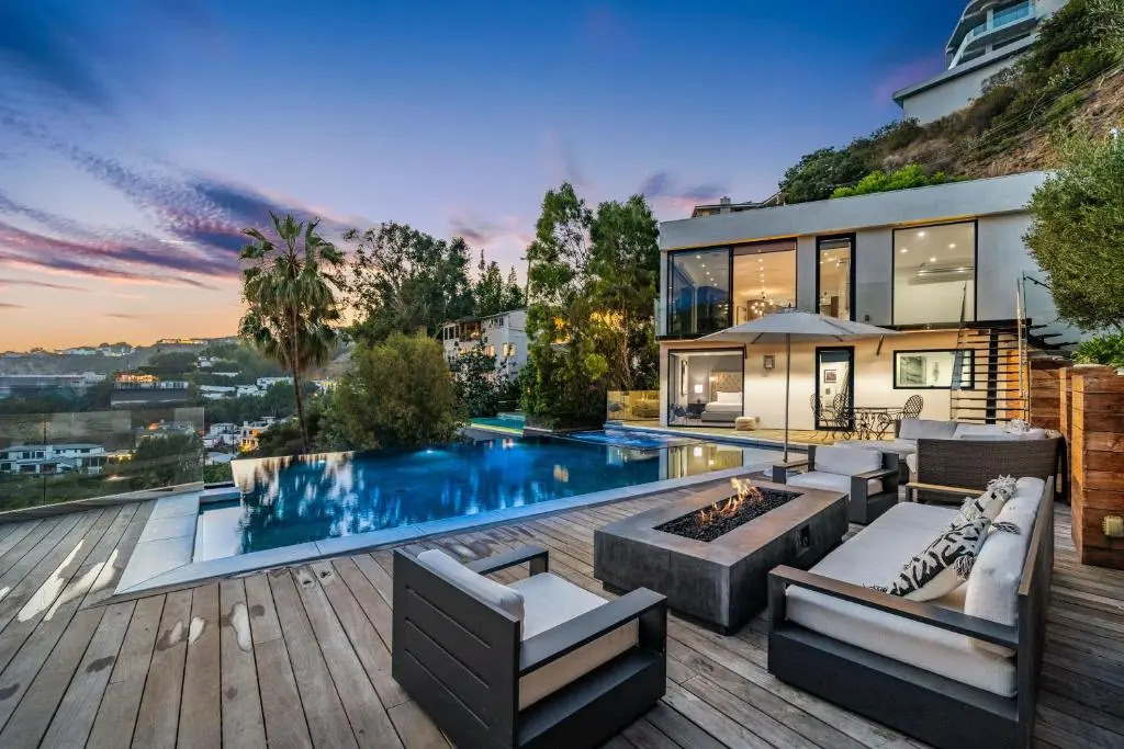 Modern Smart Home With Spectacular Views