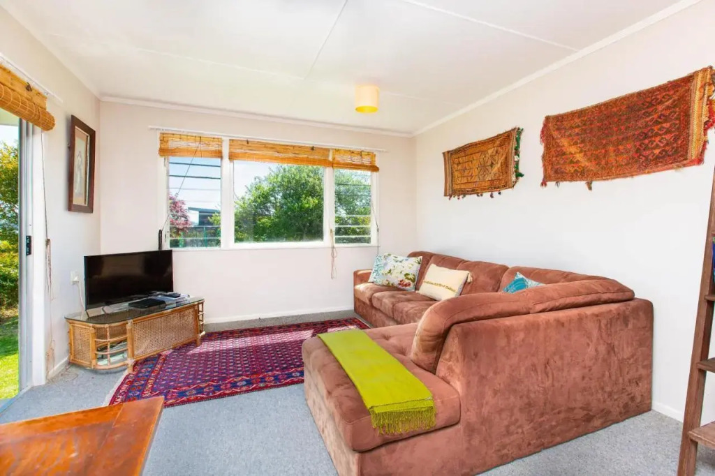 Lorenzen Bay Bungalow - Raglan Holiday Home