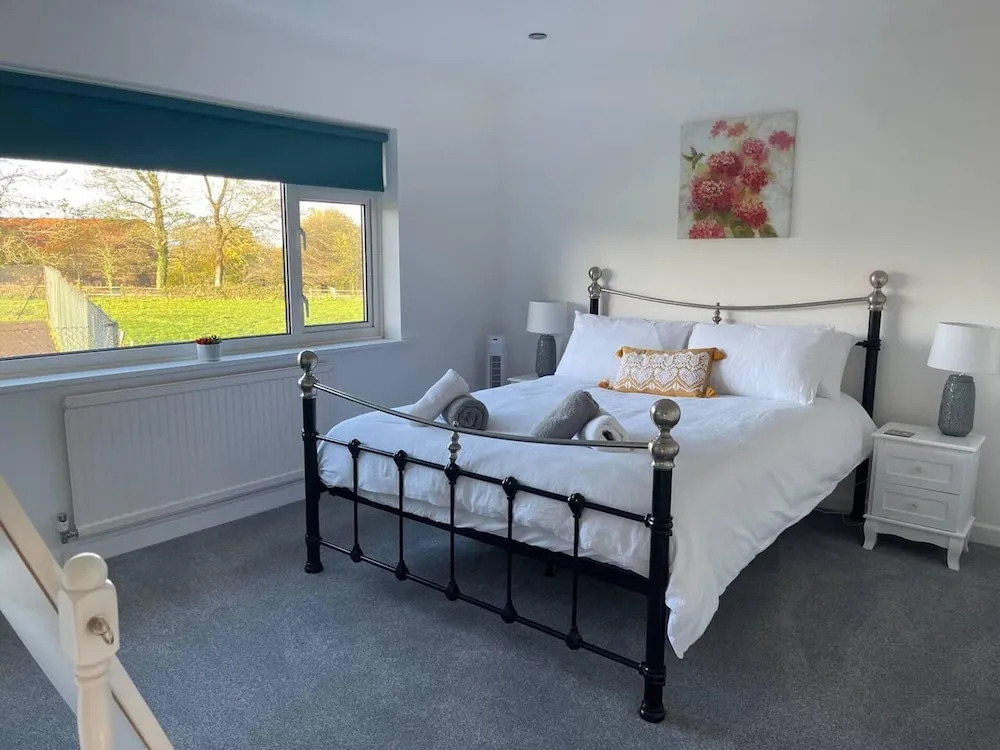 Luxury 5-bed House With Tennis Court & Games Room