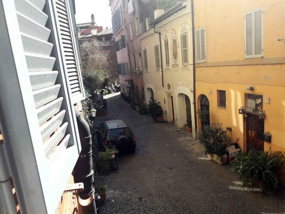Anastasia Hidden Balcony - An hidden balcony inside Trastevere