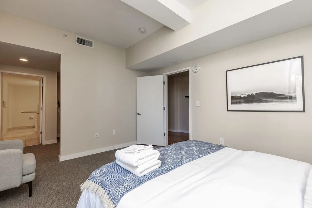 Spacious DT 2BR With Free Parking by Zencity