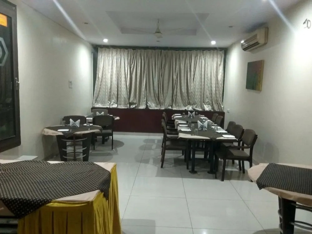 JK Rooms 121 Hotel Shaheen International
