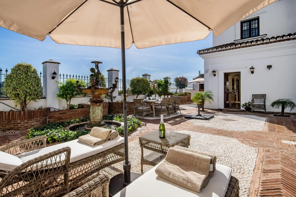 18024 - Superb Villa Near Beach With Heated Pool