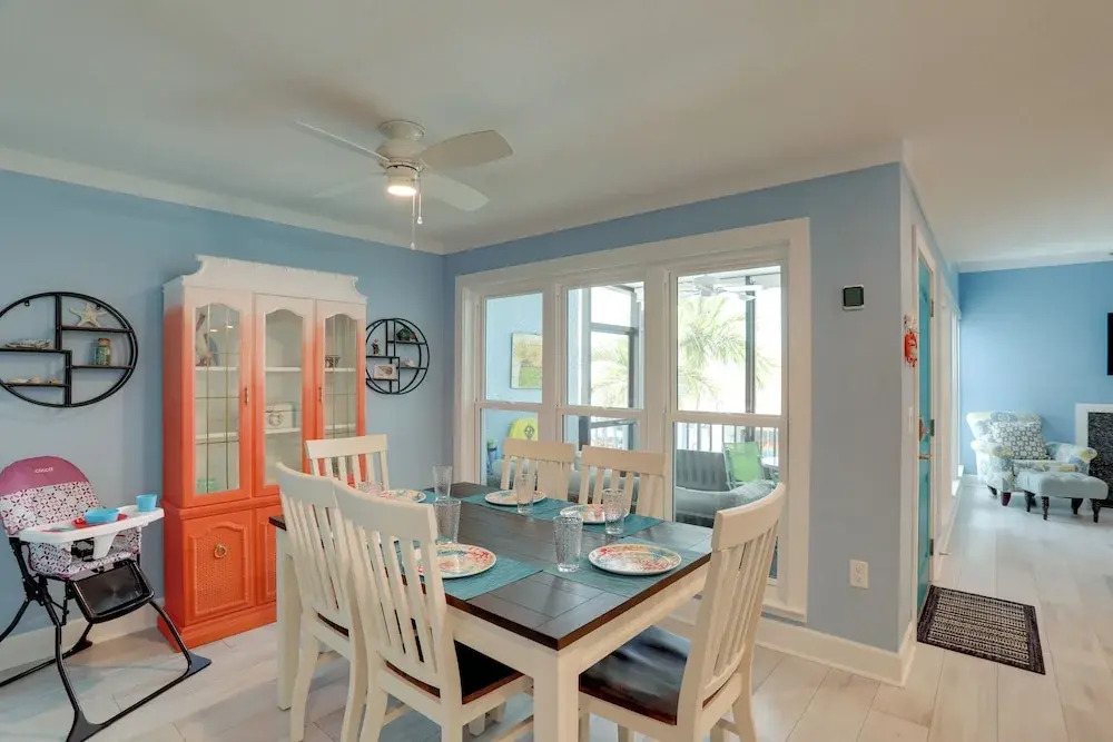 Sip, Sunbathe & Relax Poolside: Madeira Beach Gem!