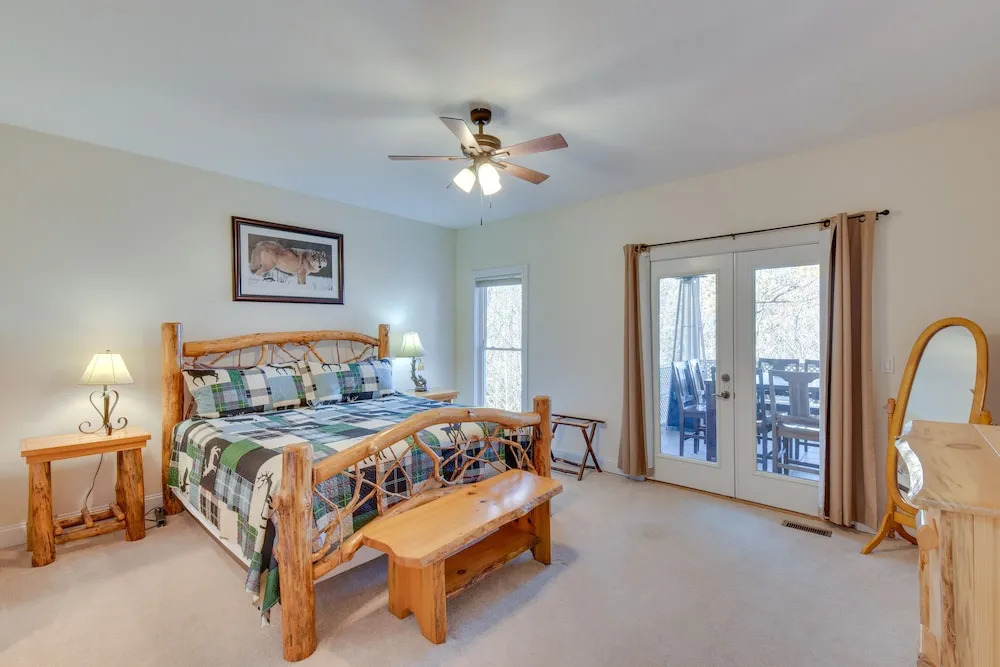 Blairsville Mansion w/ Hot Tub, Casino + Games!