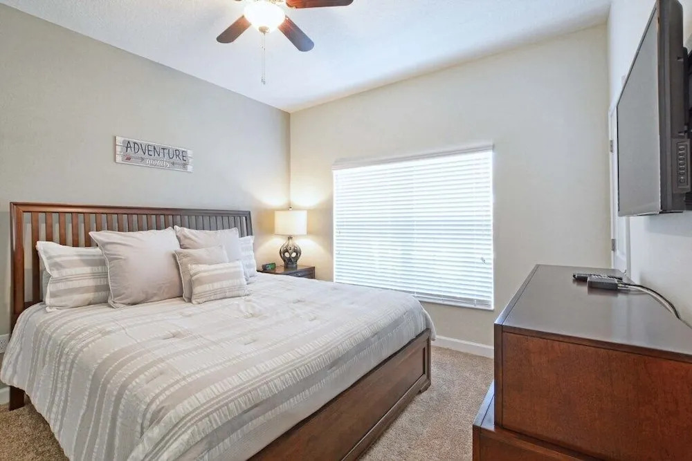Storey Lake- 4 Bedroom Townhome W/spashpool-1619st Townhouse
