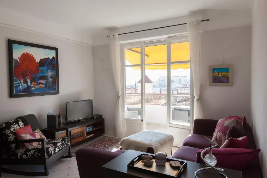 Stunning views from this lovely one bedroom apartment in Cannes only a short walk from the Palais 479