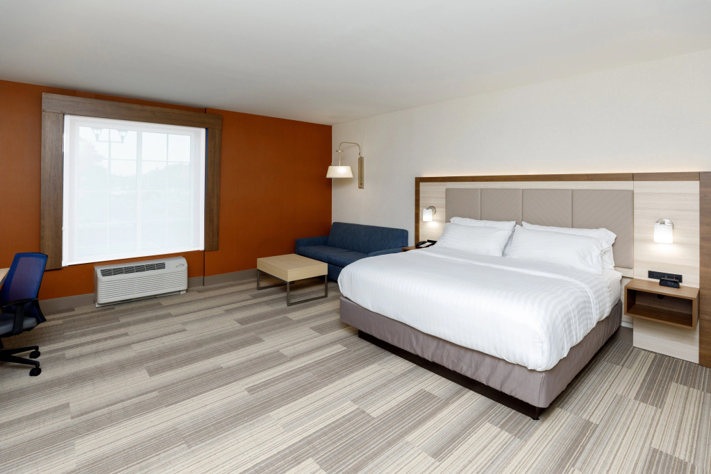 Holiday Inn Express & Suites - Sturbridge by IHG