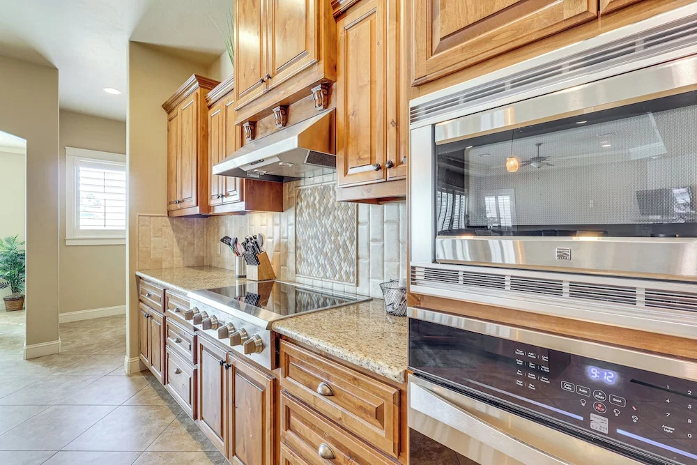 Ultimate Havasu Escape: Spacious 4BR 2 King Suites