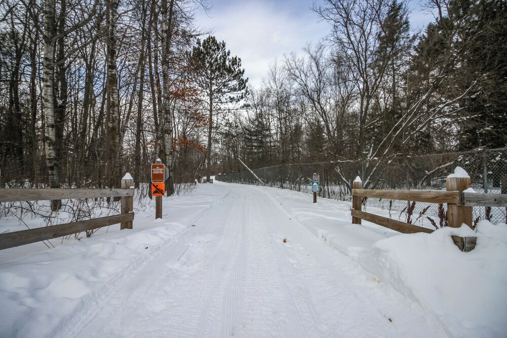Modern Crosby Retreat < 1 Mi to Serpent Lake!