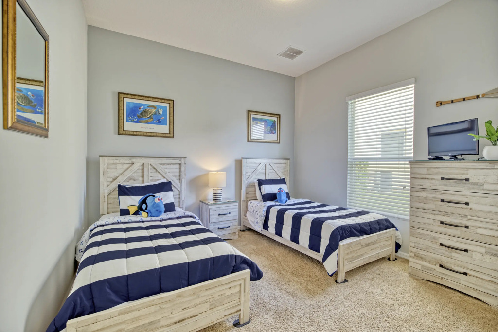 Gorgeous 5 bed with south facing pool, Davenport, US
