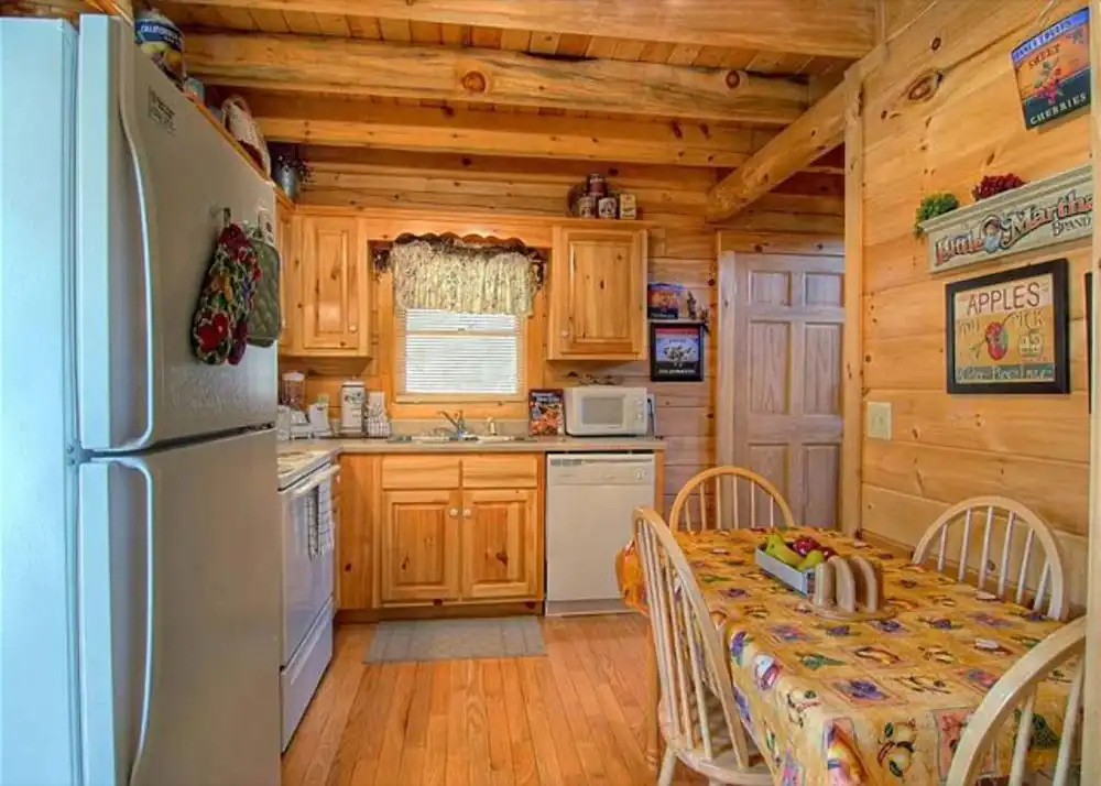 MYSTIC MOUNTAIN - GREAT LOCATION! CLOSE TO ALL THE ACTION! cabin