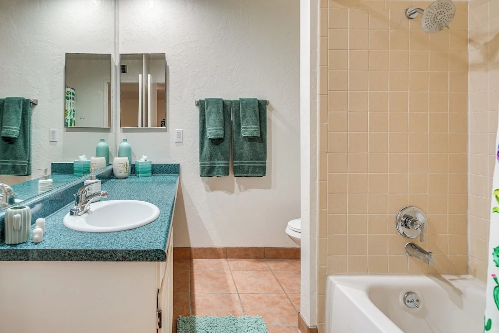 Mtn-view Townhome w/ Pools: 5 Mi to Sabino Canyon!