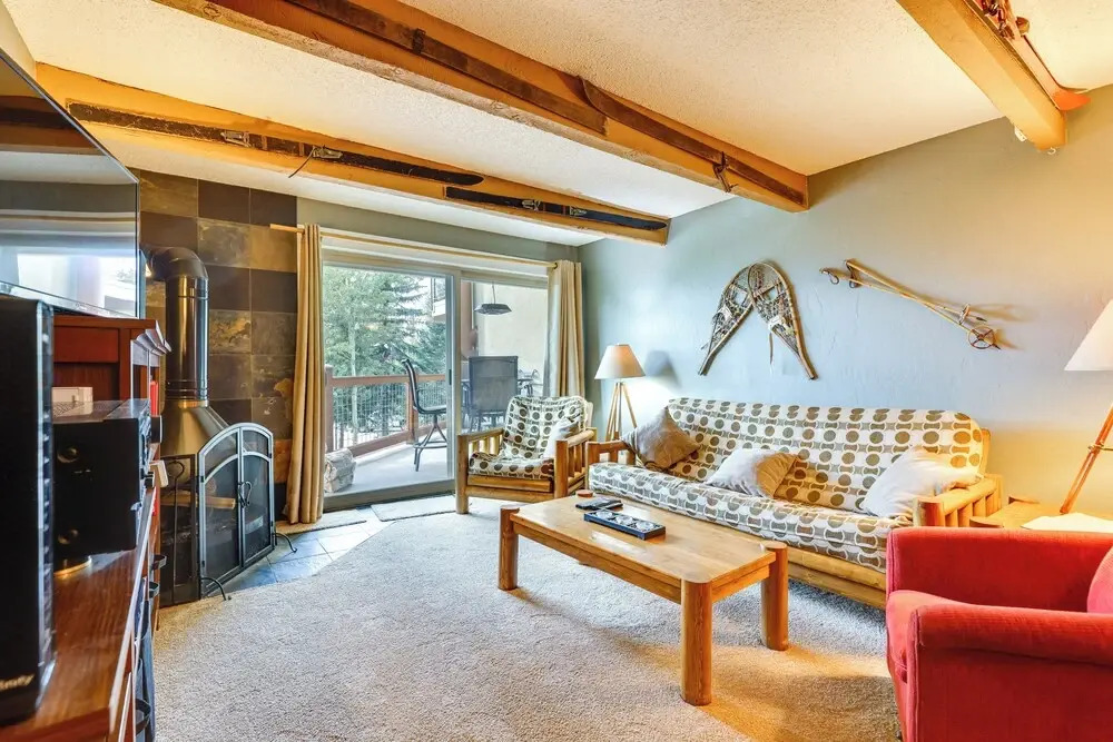 Silverthorne Condo w/ Lake Views: 10 Mi to Skiing!