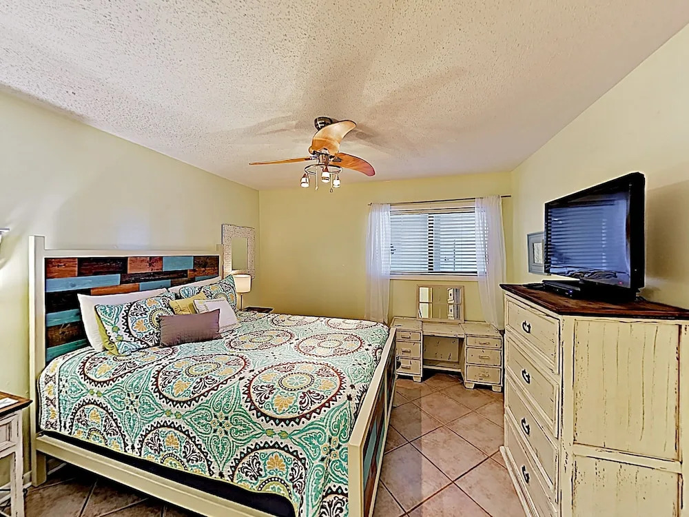 New Listing! Gulf Oasis W/ Pool - 1 Block To Beach Condo