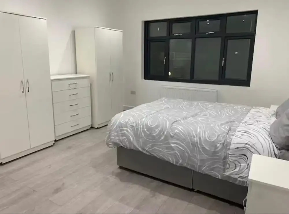 2 bed Sunny London Apartment - Sleeps 4 & Parking