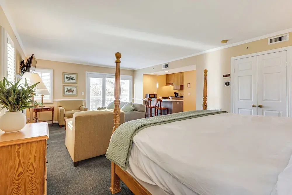 1 Mi to Mohegan Sun: Studio w/ Golf Course Views