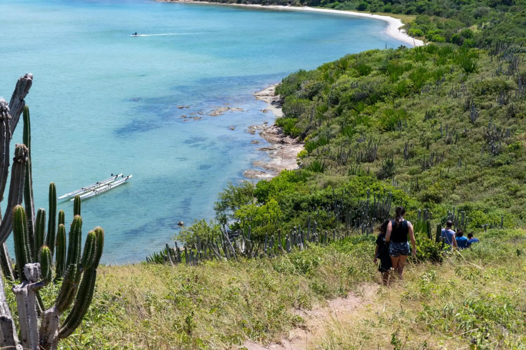 Aptº 2 QUARTOS COM AR SPLIT, 2 BANHEIROS, VARANDA- ÓTIMO PARA FAMÍLIA- PROX - PRAIA DO FORTE- CENTRO- RUA DOS BIQUÍNIS