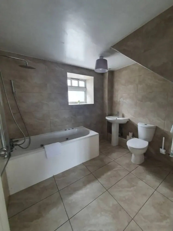 Remarkable Farmhouse House That Sleeps 11