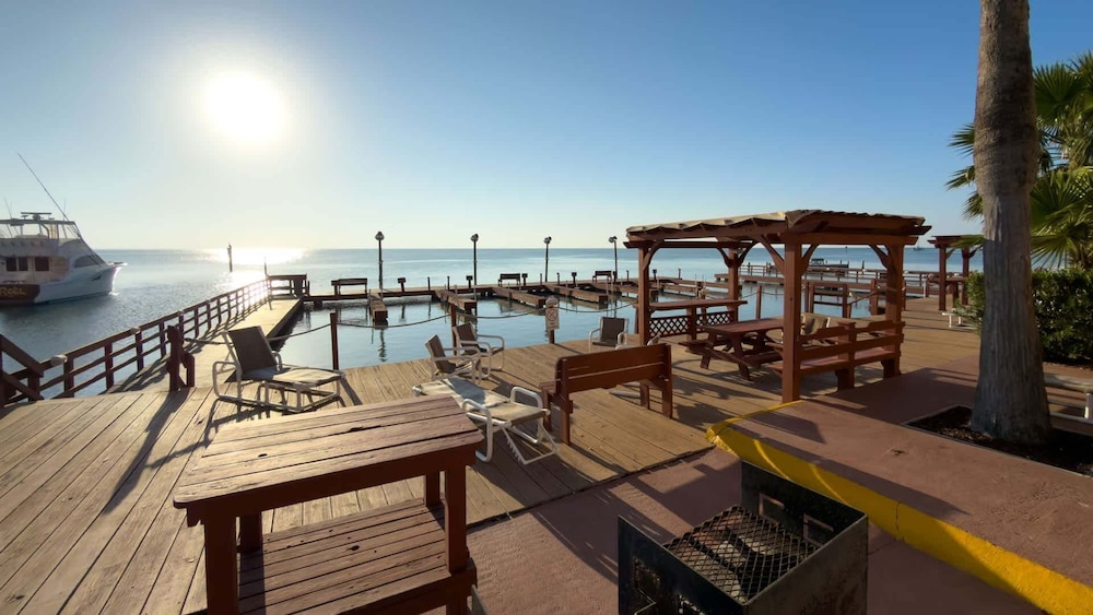 Direct Bayfront Sunsets - Boat Docks - Pool - Fish 2 Bedroom Apts
