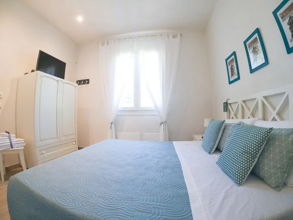 Villa Almyra - 4 Double Bedrooms with Exclusive Garden & Parking Steps from the Beach