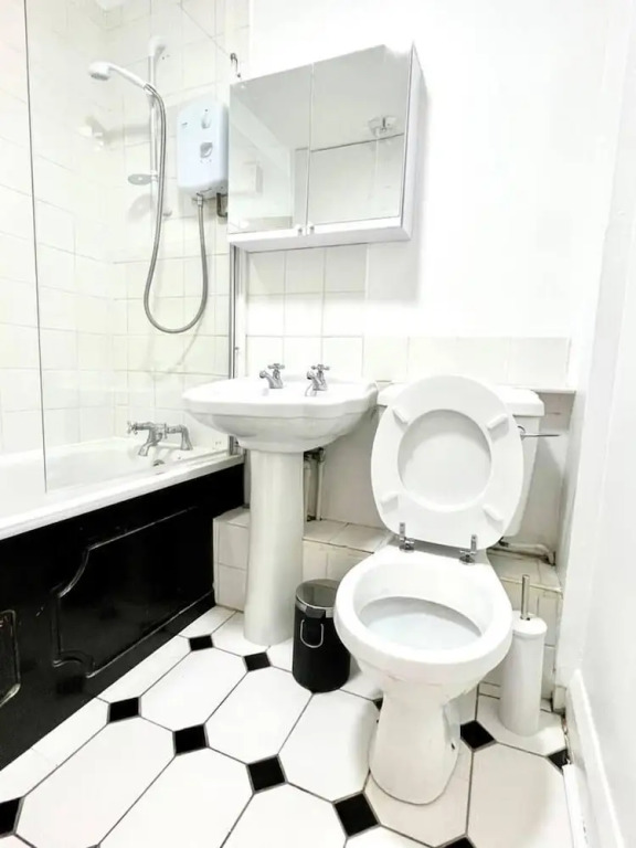 Lovely 2-bed Tree-hole in Northolt Southharrow