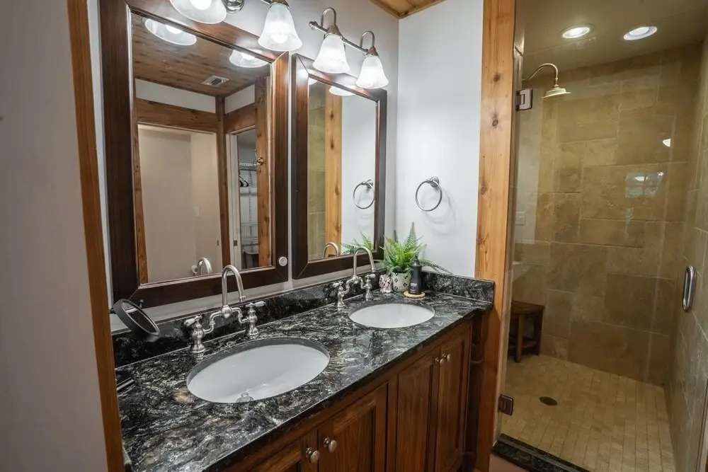 Camp Creek Cottage 4 Bedroom Home by RedAwning