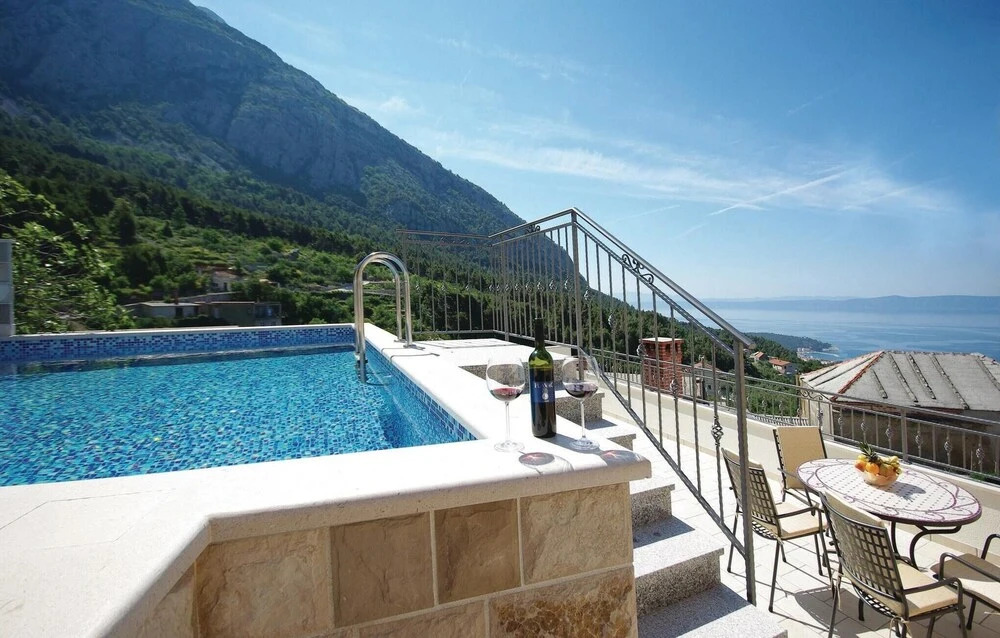 Nice Home in Makarska with WiFi, 3 Bedrooms & Hot Tub