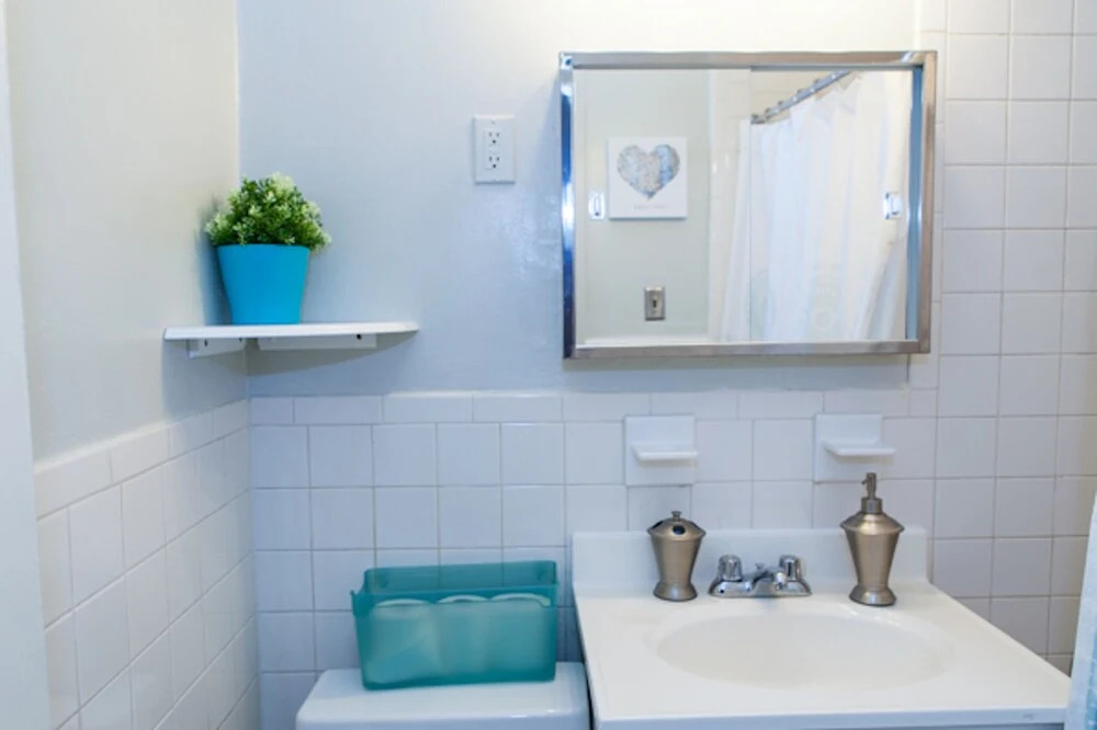 Cozy Central Park Pad Close To Trains & Shops!