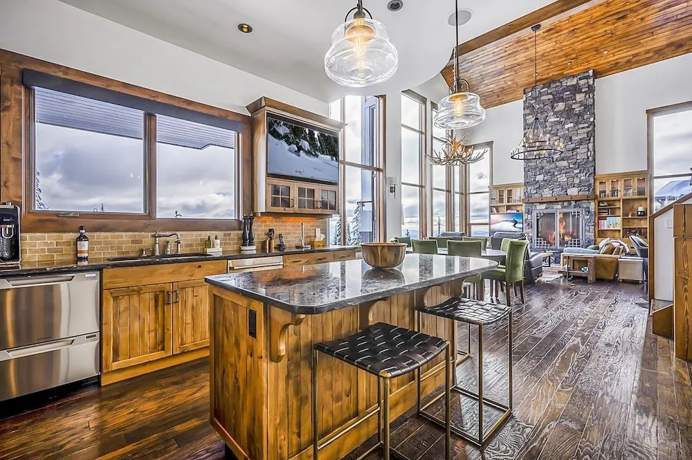 Inuksuk Lodge 4800 sq ft of Excellence