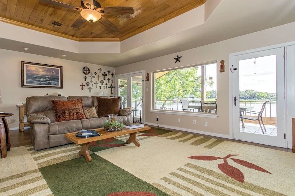 Waterfront 5 BR w/ Hot Tub Sleeps 13!