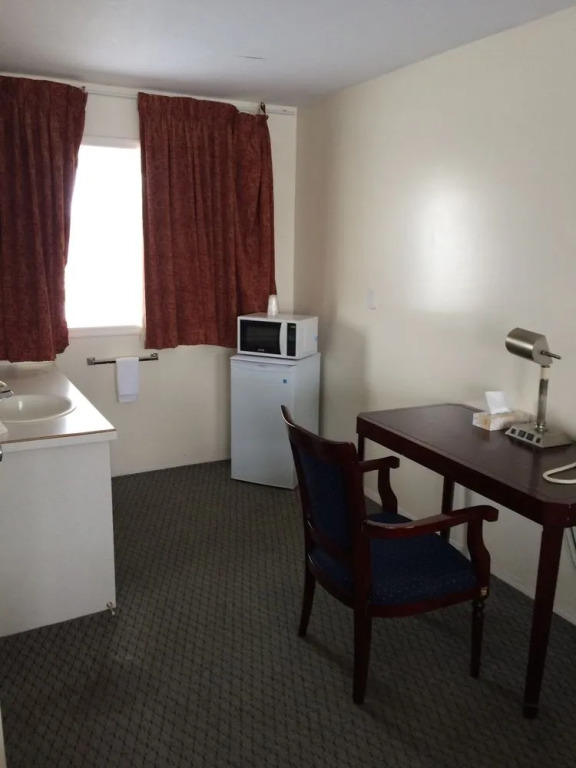 Red Deer Inn & Suites