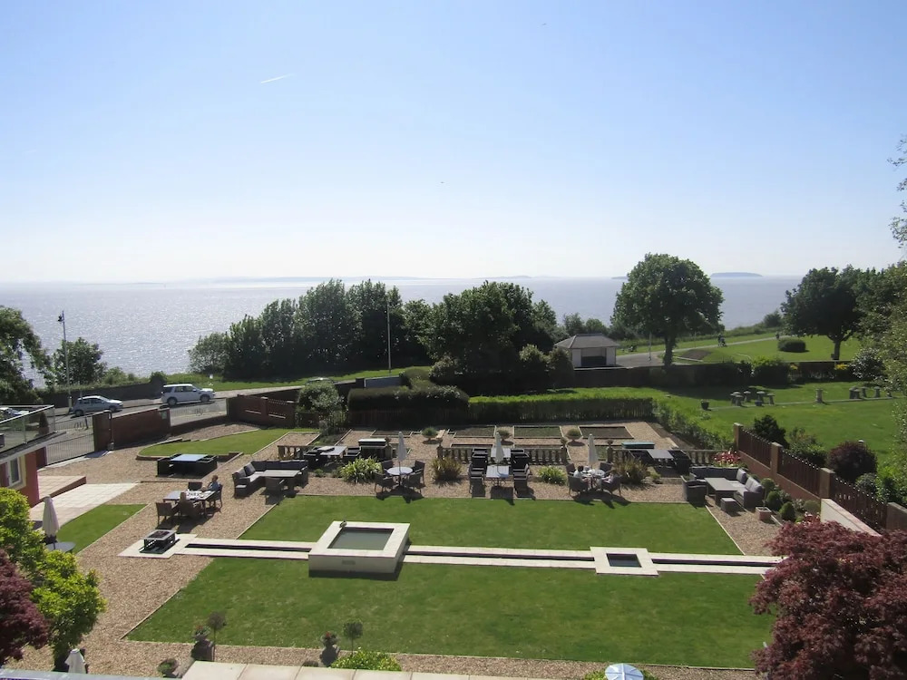 Holm House - Stylish Coastal Suites - HEDD Spa - Silures Bar & Restaurant