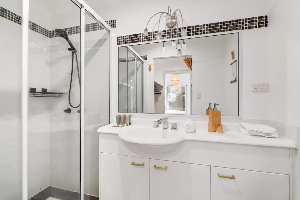 Spacious 2-bed With Private Rooftop & BBQ Access